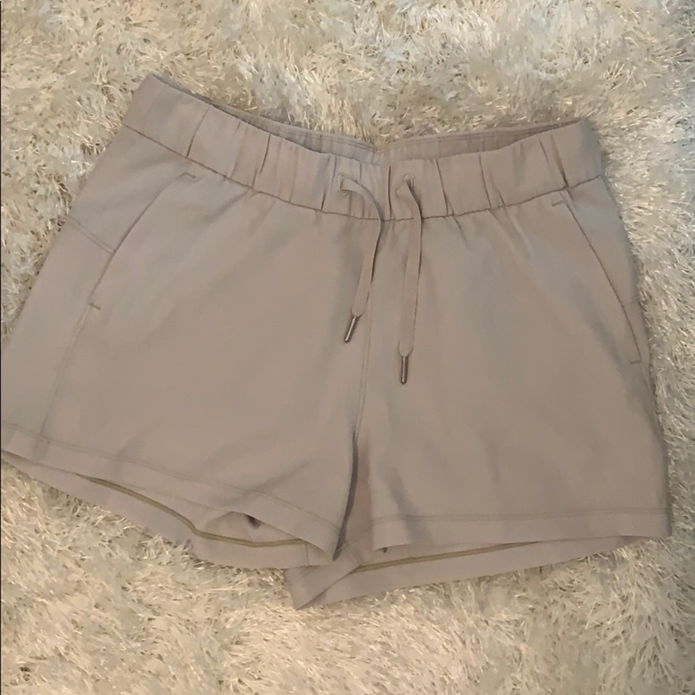 Lululemon tan shorts On The Fly 2.5